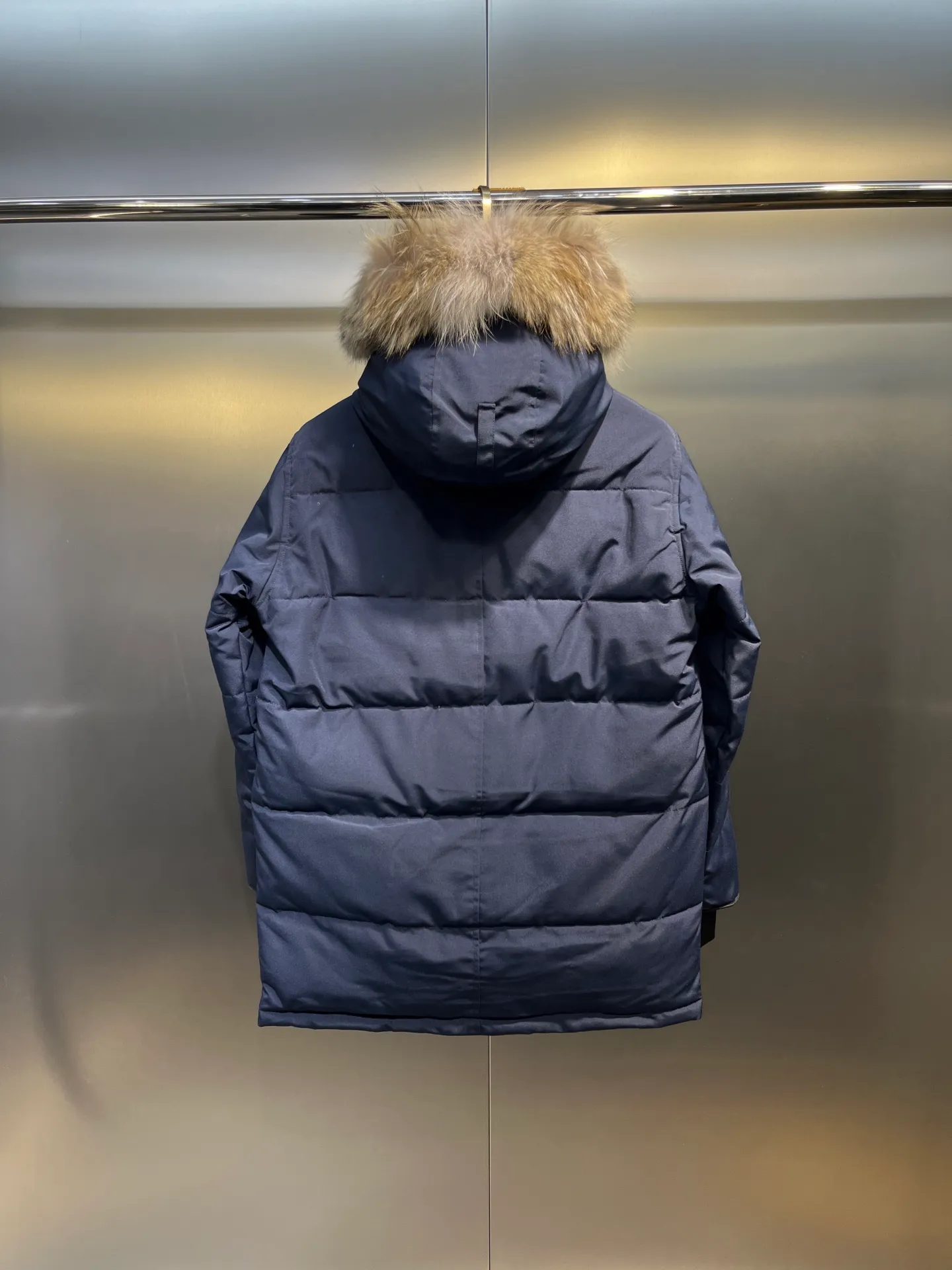 P860 Canada Goose 14 models Canada Goose🌟 Natural Siberian coyote fur collar, the delicate and strong feel, is the sense of life that comes from the erosion of natural wind and frost! Authentic version! All the details are in place! The fabric is made of high-density nano-level waterproof fabric, which is windproof and wear-resistant, and has a certain thickness! The down is 90% national standard white duck down, which can be taken for testing. It uses an imported down flushing machine for accurate down flushing! The grams are guaranteed to be the same. It will not be like the hand racing in small workshops, resulting in more velvet here and less velvet there. The zipper is the YKK brand used by Canada Goose! Smooth and comfortable on both sides! In order to prevent cold wind from pouring in, a double closure design is adopted. On the premise of the traditional zipper fly, a secondary closure with large military buttons is used to bring better warmth retention effect. It retains the classic hooded design and uses super large luxurious wolf fur to protect against wind and cold! The fur collar is removable! It doesn’t matter how low the temperature is this winter, a big goose suit is enough. I’ll give you the wind and temperature!  Size: s-xxl